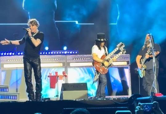 Watch: GUNS N' ROSES Joined By CHRIS STAPLETON For 'Knockin' On Heaven's  Door' Performance In Toronto - BLABBERMOUTH.NET