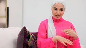 Neelofa is doing her tutorials with our newly launched hijab collection get ready with us! Neelofa Eyes European Market