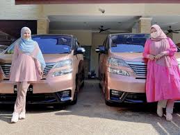 Rambut yang diwarnai, terutama mengubahnya menjadi jauh lebih terang, memiliki risiko lebih kering dan cepat rusak. Lain Dari Lain Warna Cat Vellfire Memey Suhaiza Abby Abadi Memang Cantik Kan Kembar Semua Sama Kecuali Nombor Plate Je Beza Media Hiburan