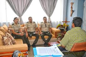 Esta tarde, el alcalde Armando Figueroa Agurto y el capitán de Policía Edwin  Merchán, director de la escuela de formación de Policías, mantuvieron una  reunión y posterior recorrido por las instalaciones donde