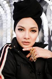 Besides acting, noor neelofa is also a savvy entrepreneur and the face of fashion firm naelofar hijab, a neelofa mohd noor. Established Models Neelofa