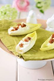 Barquette D Endive Au Fromage Frais Et Fruits Secs Pour Un Aperitif Veggie Et Croquant Recette Aperitif Crudites Aperitif Vegetarien Endives