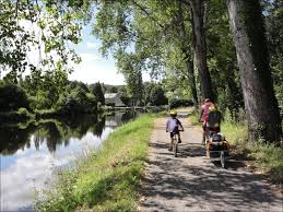La voiture est bannie, c'est donc à pied. Canal De Nantes A Brest A Velo En Famille