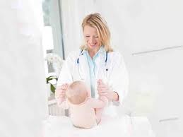 Im allgemeinen lässt sich sagen, dass die meisten babys um den 8. Ziehst Du Auch Dein Baby An Den Handen Hoch Das Sind Die Folgen
