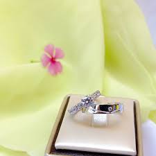 Berikut beberapa tips yang dapat anda pertimbangkan ketika memilih cincin pertunangan: Lebih Baik Mana Cincin Kawin Dari Emas Putih Atau Emas Kuning