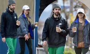 In 2014, elizabeth olsen was engaged to boyd holbrook, a wonderful character actor mostly known for playing dirtbags. Elizabeth Olsen Has Coffee Run With Fiance Robbie Arnett Daily Mail Online