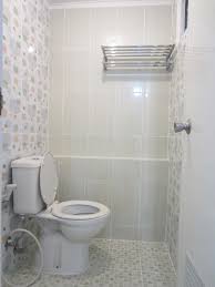 Bagaimana pun, setiap elemen desain di kamar mandi kecil harus memiliki tujuan dan. Mandi Sederhana Desain Kamar Mandi Cek Bahan Bangunan