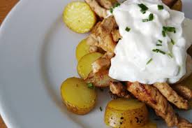 Gyrospfanne Oregano Kartoffeln Tsatsiki Griechisches Familienessen Rezept Essen Familienessen Lebensmittel Essen