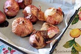 La ricetta originale delle cipolle cotte al forno prevede l' utilizzo delle cipolle bianche, da prediligere alle cipolle rosse. Cipolle Al Forno Contorno Vegetariano Salute E Bellezza In Cucina