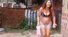 La vecina de al lado. Incinta Litiga Con La Vicina Di Casa In Giardino Lei La Ustiona Con L Acqua Bollente Video Choc Il Mattino It