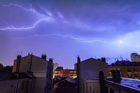 Meteorologisk institutt registrerte 15.000 lynnedslag natt til tirsdag, og det kan bli like ille i dag. Beskytt Hjemmet Ditt Mot Lynnedslag Signal Bredband