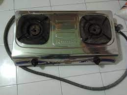 Kompor gas 2 tungku model slim ini sangat cocok buat memasak di dapur restoran anda, terutama untuk restoran yang memerlukan penyediaan masakan yang cepat, karena dengan adanya kompor gas 6 tungku ini maka proses memasak bisa dilakukan secara paralel. Gambar Kompor Gas Bekas Komporkita