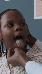 Vertikální pohled zblízka na afroamerickou předškolní: stock video (100%  bez autorských poplatků) 3600664939