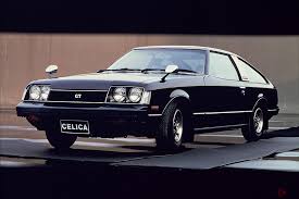 1977年8月に登場した2代目 セリカ は 先代リフトバックのシャープな印象と相反するルックスで せむし や セリカ バン などと呼ばれていました 1978年4月には セリカxx も登場しますが 先代セリカを好む層からは 大きく重いだけ と酷評されることが多く セリカ