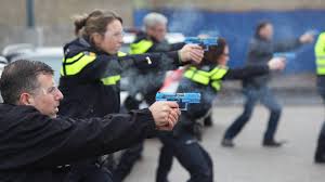 Surveilleren, optreden en afgaan op meldingen om wetten en verordeningen te handhaven, verkeer te regelen. Politie Schiet Drie Keer Deze Week Wat Zijn De Richtlijnen Nos
