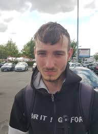 Il a besoin de nourriture] Jérôme est un jeune gars qui travaillait dans la  restauration avant de se retrouver à la rue. Une dame l'héberge la nuit  mais, le jour, il est