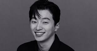 Jeong Yong-joo embodies 1990s club senior in Netflix series