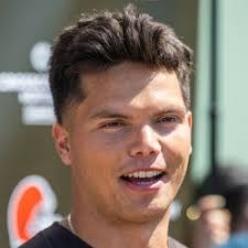 Dillon Gabriel or Lamar Jackson: Who Should I Start in Week 14?