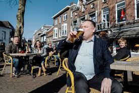 Voorwaarde is wel dat het aantal besmettingen en het aantal ziekenhuisopnames over het hoogtepunt heen moet zijn. Mogelijk Eind April Versoepelingen Horeca Winkels En Onderwijs Nrc