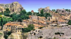 Si les couvents des carmes et des augustins témoignent du passé religieux du village, l'ancienne halle e.t les maisons de notables rappellent que mortemart fut aussi une place commerçante prospère. Les Baux De Provence Provence France Hd Videoturysta Youtube
