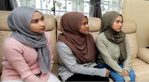 Putri yang ditukar diterbitkan oleh sinemart productions (sinemart) pada tahun 2010 sehingga 2011, dan ditayangkan mulai hari isnin, 20 september 2010 hingga tamat pada 25 november 2011 di indonesia. Bagai Kisah Putri Yang Ditukar Pasangan Kembar Sedar Tertukar Lepas 20 Tahun Kongsi Kisah Buat Ramai Sebak Keluarga