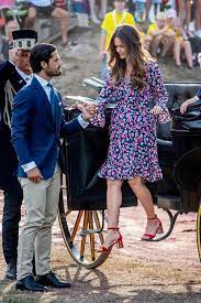 Sophie fragte ihn, wie sich das stockholm ihrer kindheit verändert habe, und als sie gingen, überreichte sie dem paar ein geschenk an ihren sohn prinz gustaf , ein medaillon mit der. Pin Auf Royals