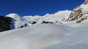 Der saharastaub ist der trockene staub der sahara, der vom wind aufgeweht wird und als aerosol große distanzen in der erdatmosphäre zurücklegen kann. Farbenspiele Im Schnee Durch Den Saharastaub Fotos Hikr Org