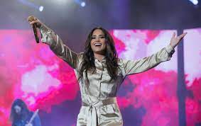 2 yaşında iken annesi ve babası boşanmıştır, ayrıca dallas ve madison adında iki kız kardeşi vardır. Demi Lovato Regrets Doing Barney And Friends So Young