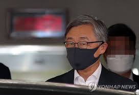 문 대통령은 오늘 오후 5시 50분쯤 최재형 감사원장의 사의를 수용하고 감사원장 의원면직안을 재가한 뒤 감사원장의 임기 보장은 정치적 중립성을 지키기 위한 것 이라며 이같이 말했다고, 청와대 박경미 대변인은 전했습니다. 89qicdhzck8cmm