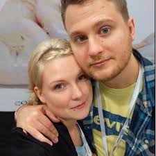 New Florence, Missouri! An exotic reptile dealer, who breeds enormous  snakes, is found dead in his snake breeding barn; and it's thought that one  of his scaly friends has killed him. But --