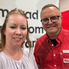 Klockan 21 ikväll kan du lyssna på Karin är nyfiken på… Magnus Winges. En  av Kumlas två Ica-handlare. Hur kommer det sig att Magnus valde att flytta  till Kumla, hur är det