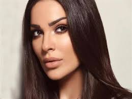 عندما تزوّج هادي أسمر ملكة جمال لبنان نادين نسيب نجيم، تم التعريف عنه حينها بأنه مهندس عمره 43 عاماً. ÙÙŠØ¯ÙŠÙˆ Ø±Ù‚Øµ Ù†Ø§Ø¯ÙŠÙ† Ù†Ø¬ÙŠÙ… Ø¨Ø§Ù„Ù‡ÙˆØª Ø´ÙˆØ±Øª Ù…Ø¹ Ø²ÙˆØ¬Ù‡Ø§ Ù…Ø´Ø§Ù‡ÙŠØ±