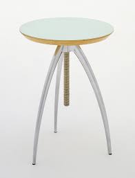Une collection polyvalente de petites tables offrant deux formats rectangulaires avec bords arrondis, chacune disponible avec un plateau simple ou deux. Philippe Starck Vicieuse Coffee Table 1992 Moma