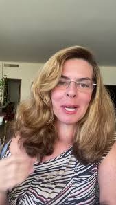 Um trecho da minha entrevista com a querida Leila Richards, onde conto um  pouco da minha trajetória como atriz e os desafios de falar em público.  Espero...