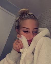 Juste lui et moi 🤍 Ps T'es une salope avec moi j'le suis avec toi 😇