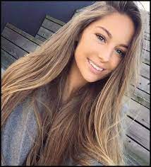 ein hubsches madchen mit langem glatten haar lachelt hellbraune meine frisuren light hair color dark blonde hair color hair color light brown