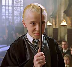 Draco, dem die tragweite seines entwaffnungszaubers expelliarmus nie bewusst war, sei vor einigen wochen, im herrenhaus der malfoys, seinerseits von harry selbst besiegt worden und dessen zauberstab diene. Draco Malfoys Zauberstab Harry Potter Lexikon Fandom