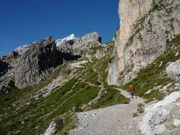 Der berg liegt östlich des val cordevole, südlich des val fiorentina und westlich des val di zoldo und bildet gemeinsam mit einigen kleineren gipfeln die civetta. Civetta Normalweg Via Normale Bergsteigen Com