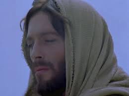 Cand va veni mesia, va sta pe acoperisul templului si va vesti ca ceaul mantuirii a sosit. A Fascinat Cu Rolul Din Iisus Din Nazaret Cum Arata Acum Actorul Robert Powell Si Cum L A Marcat Filmul Biblic