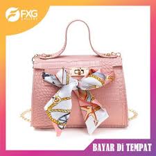 Sling bag model tas wanita terbaru 2021. Tas Terbaru 2021 Sling Bag Tas Selempang Wanita Gratis Syal Fashion Motif Kulit Buaya Tw31 Sling Bags Tas Wanita Fashion Wanita Bukalapak Com Inkuiri Com