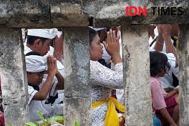 Posisikan diri dalam postur tubuh yang baik, sadari dan stabilkan pernapasan anda. Doa Agama Hindu Untuk Kedamaian Hidup