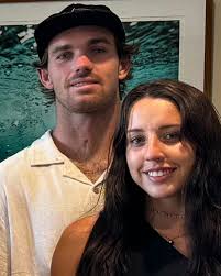 Sar and wolf (@sarah.mudge) • Instagram photos and videos