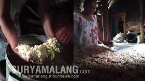 Resep tempe bacem baceman ini bisa disimpan di kulkas, kalau mau makan tinggal digoreng 1. Dulu Sampai Belasan Perajin Tempe Di Desa Penarukan Malang Kini Hanya Tersisa 3 Perajin Halaman All Surya Malang