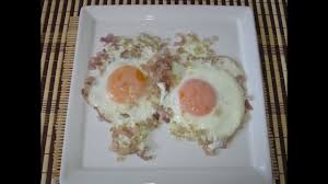 Le uova al tegamino o a occhio di bue, sono una ricetta veloce e appetitosa. Uova Al Tegamino Con Scalogno