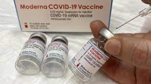 Moderna tiene aún en estudio esa tercera dosis de refuerzo, que fue ofrecida con una cantidad de producto de 50 microgramos a un grupo de pacientes seis meses después de recibir la segunda dosis. Moderna Anuncia Que Sera Necesaria Una Tercera Dosis De Recuerdo A Finales De Verano