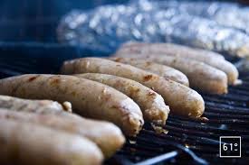 Cuire Les Saucisses Au Bbq Au Chalumeau A La Poele Cuire Saucisse Sauce Cuisine