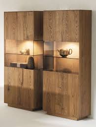 Massive Vitrine Der Serie Puro Feine Geradlinigkeit Und Meisterliche Verarbeitung Edler Holzer Zeichnen Die Elega Esszimmer Mobel Vitrine Elegante Abendessen