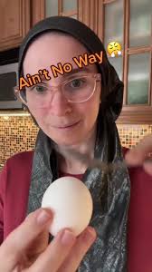This has me SHELL shocked 🤯🤯 #tips #tricks #that40yearguy #wow #amazed  #aintnoway #howto #that40yearguy #eggs #egghack