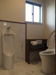 広めのトイレに小便器まで設置しています 小便器の裏は 大理石を貼っています トイレ インテリア 小便器 トイレのデザイン
