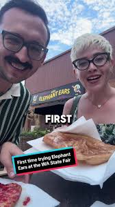 They were soooo good 🤤 #fairfood #elephantears #munchies #wastatefair  #foodie